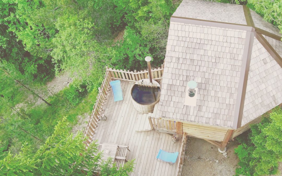 Des cabanes perchées, en pleine forêt, dans le respect de la nature et de l’environnement : déconnexion assurée !